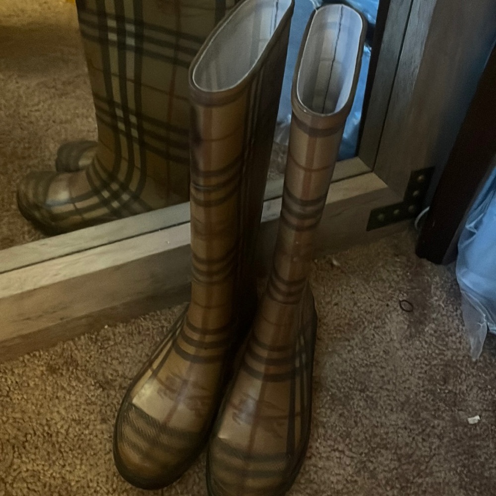 Burberry rain boots size 36